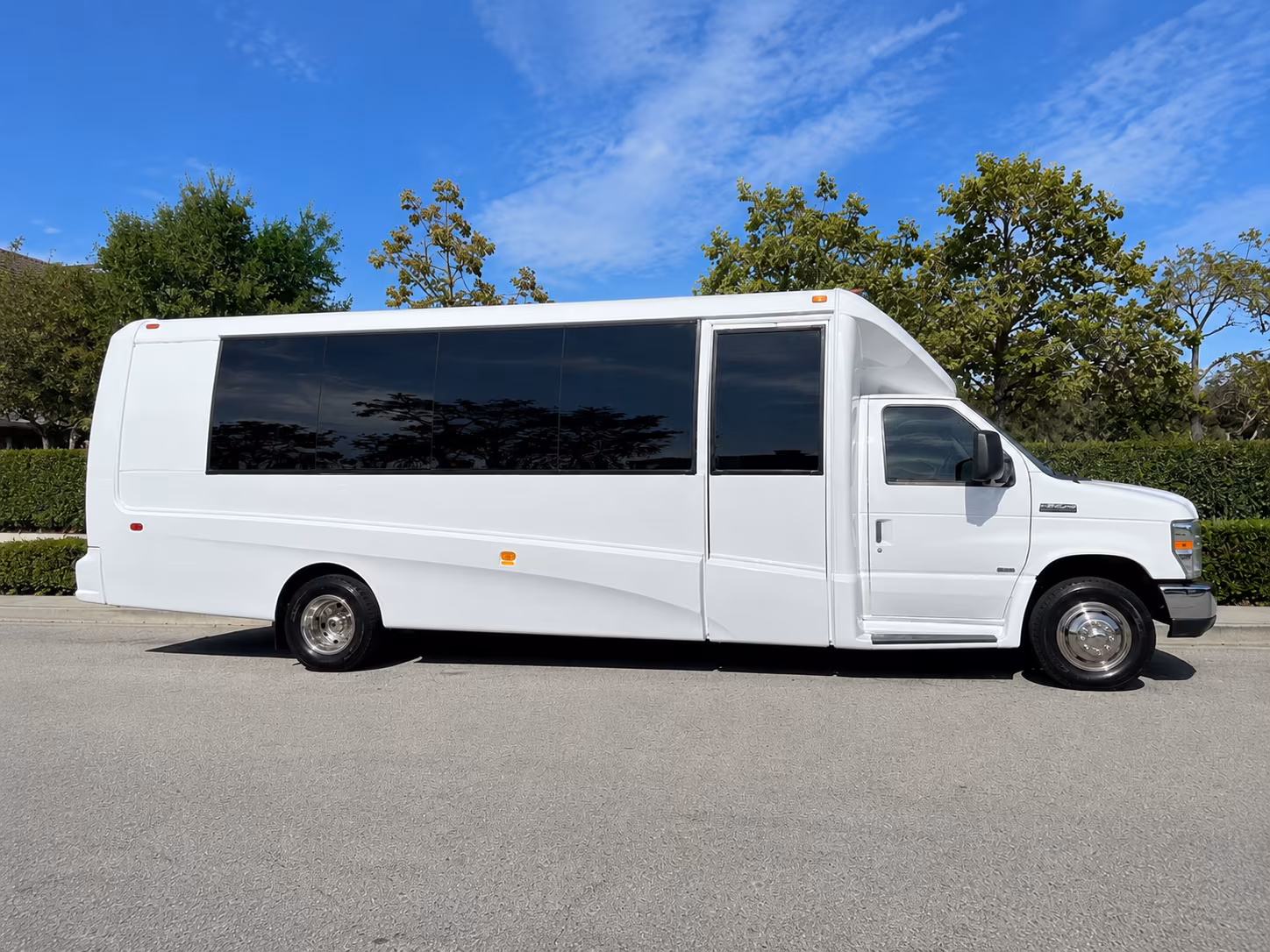 corporate airport transfer buses to kansas city international airport mci